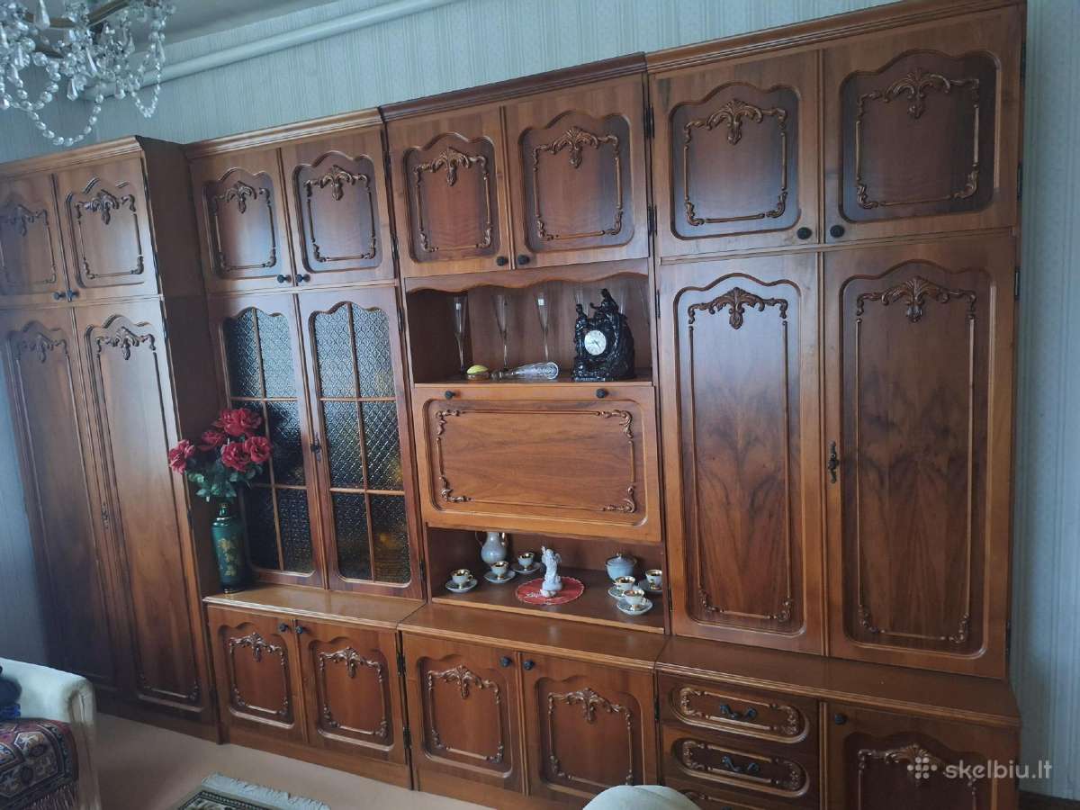 Parduodama senovinė sekcija ir staliukas