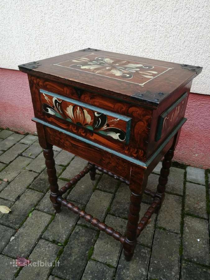 Siuvimo reikmenu deze-stalelis