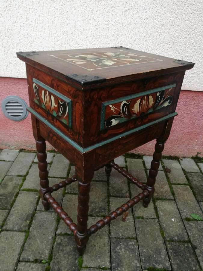 Siuvimo reikmenu deze-stalelis - nuotraukos Nr. 4