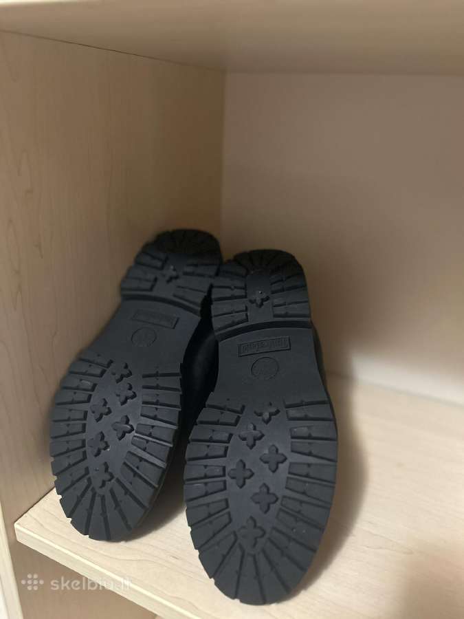 Parduodu,juodus Timberland žieminius batus. Defek