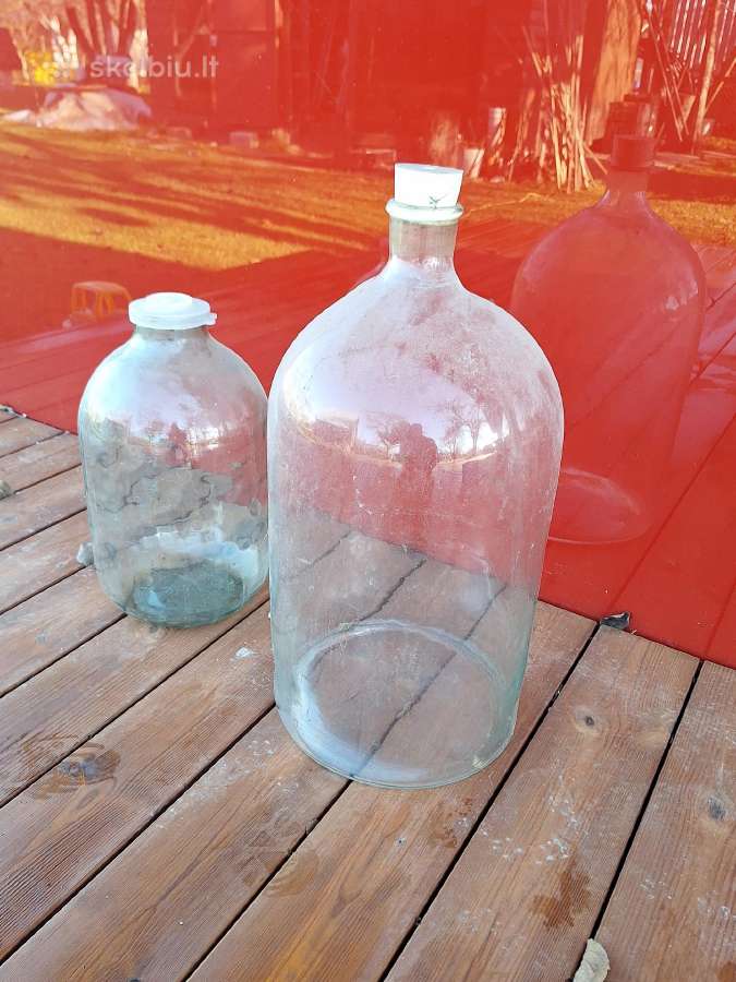 Didelės stiklinės bonkos vynui