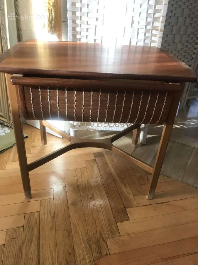 Mid century staliukas (siūlams)