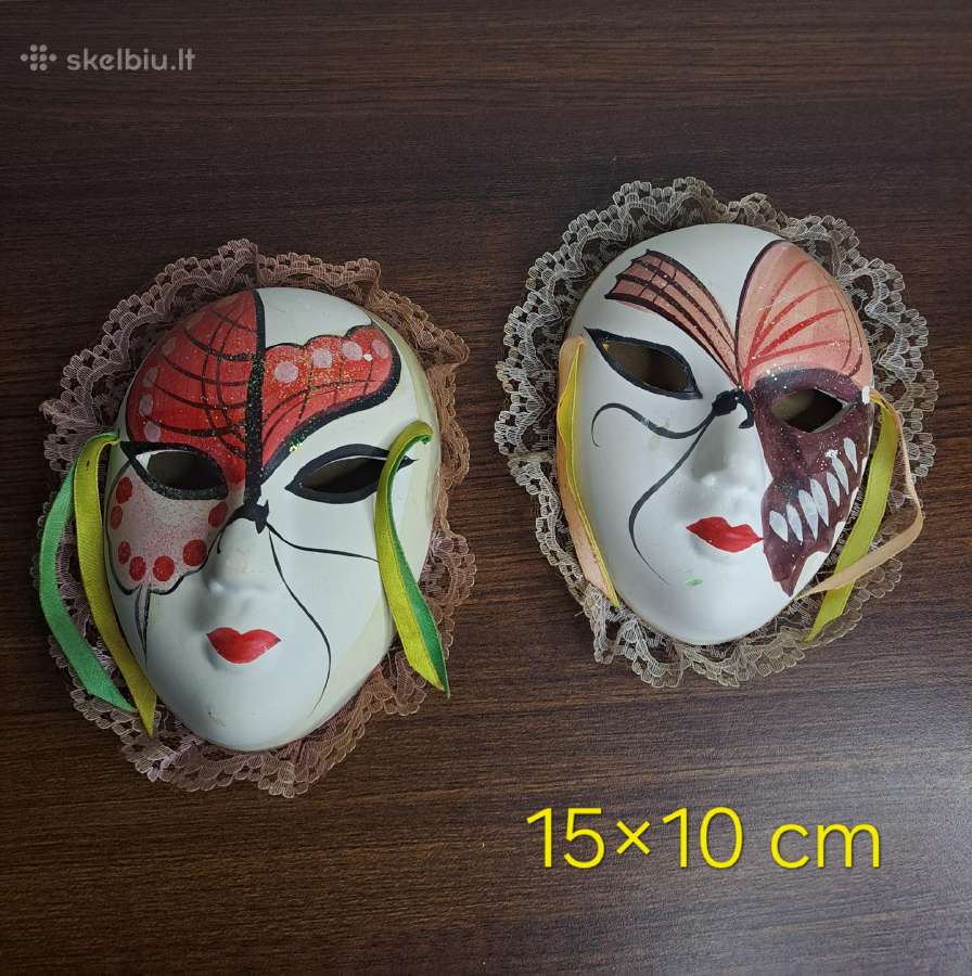 Kaukės, kabinamos ant sienos