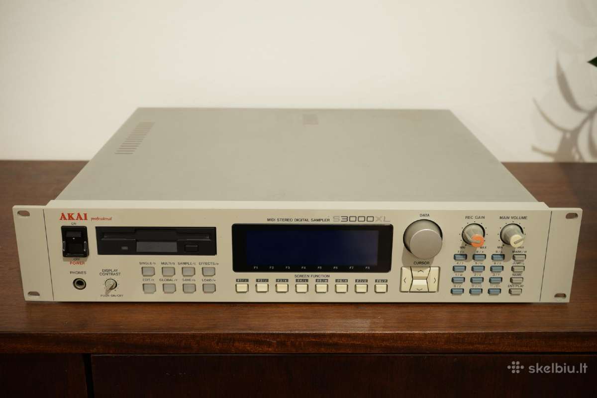 Akai S3000xl sampleris su priedais