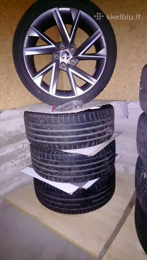 Škodos Oktavijos lieti diskai R18 su padangom