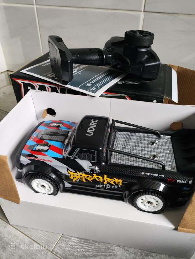 Udirc 1/16 Drift ralio mašinėlė 2x baterijos pried