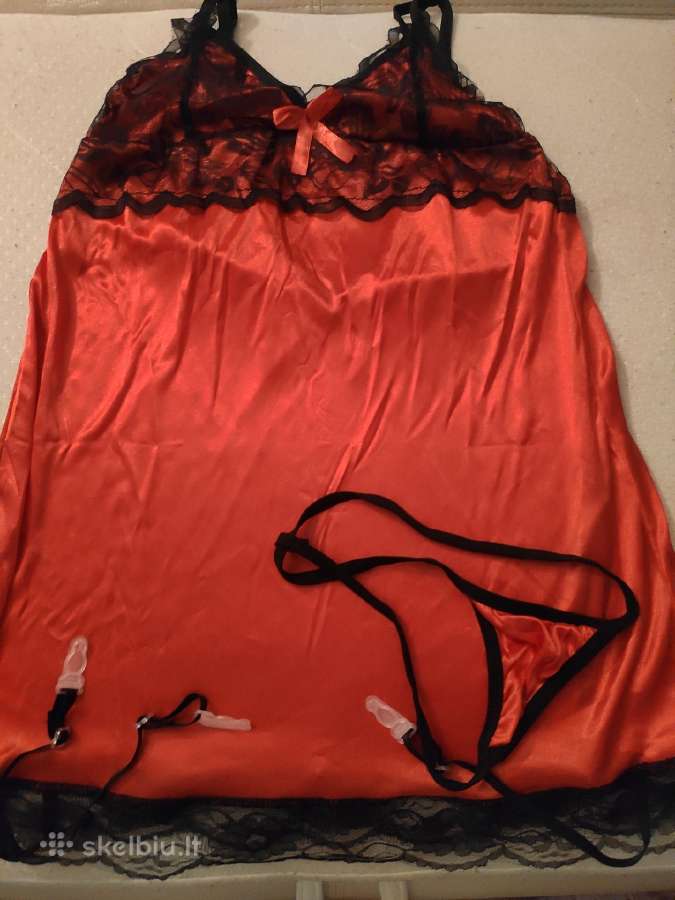 Seksuali naktinėlė su kojinių laikikliais