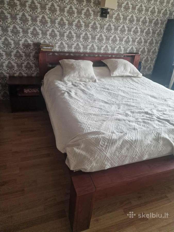 Parduodama medžio masyvo lova su spintelėmis