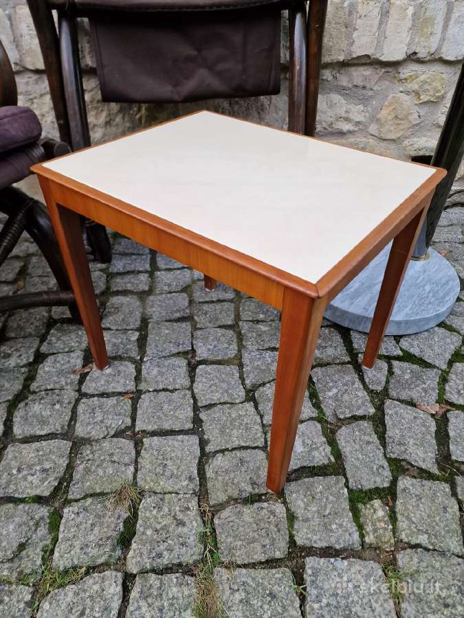 Vintažinis mid century riešutmedžio staliukas