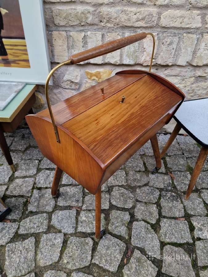Vintažinis mid century riešutmedžio staliukas - nuotraukos Nr. 16