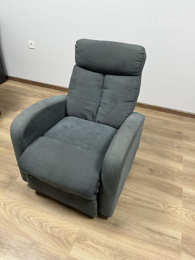Fotelis su kojų laikikliu