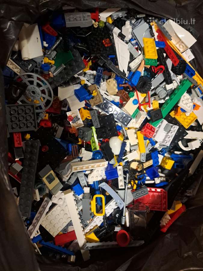 Lego detalių pilna dėžė ir traktorius