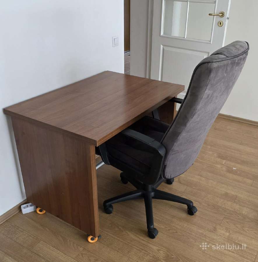 Rašomasis stalas su kėde. Kaina 50eur