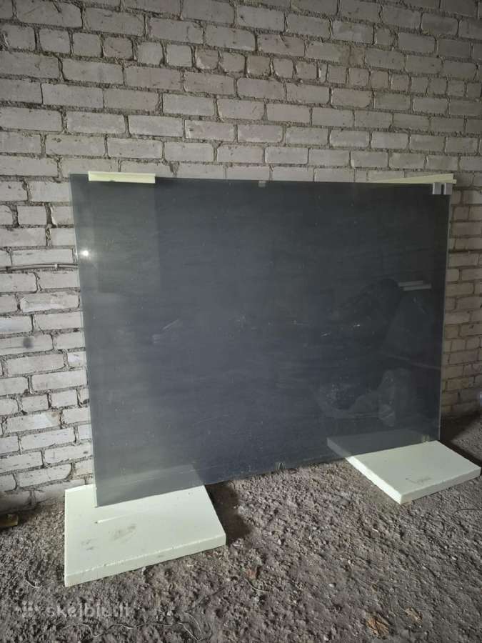 Parduodu berėme grūdinto stiklo pertvarą