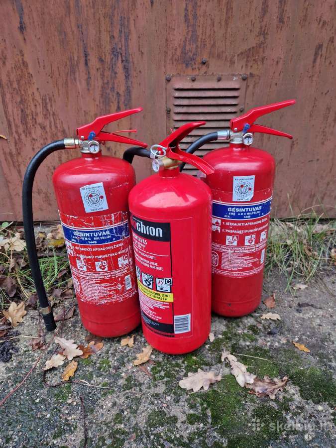 Parduodami milteliniai ugnies gesintuvai