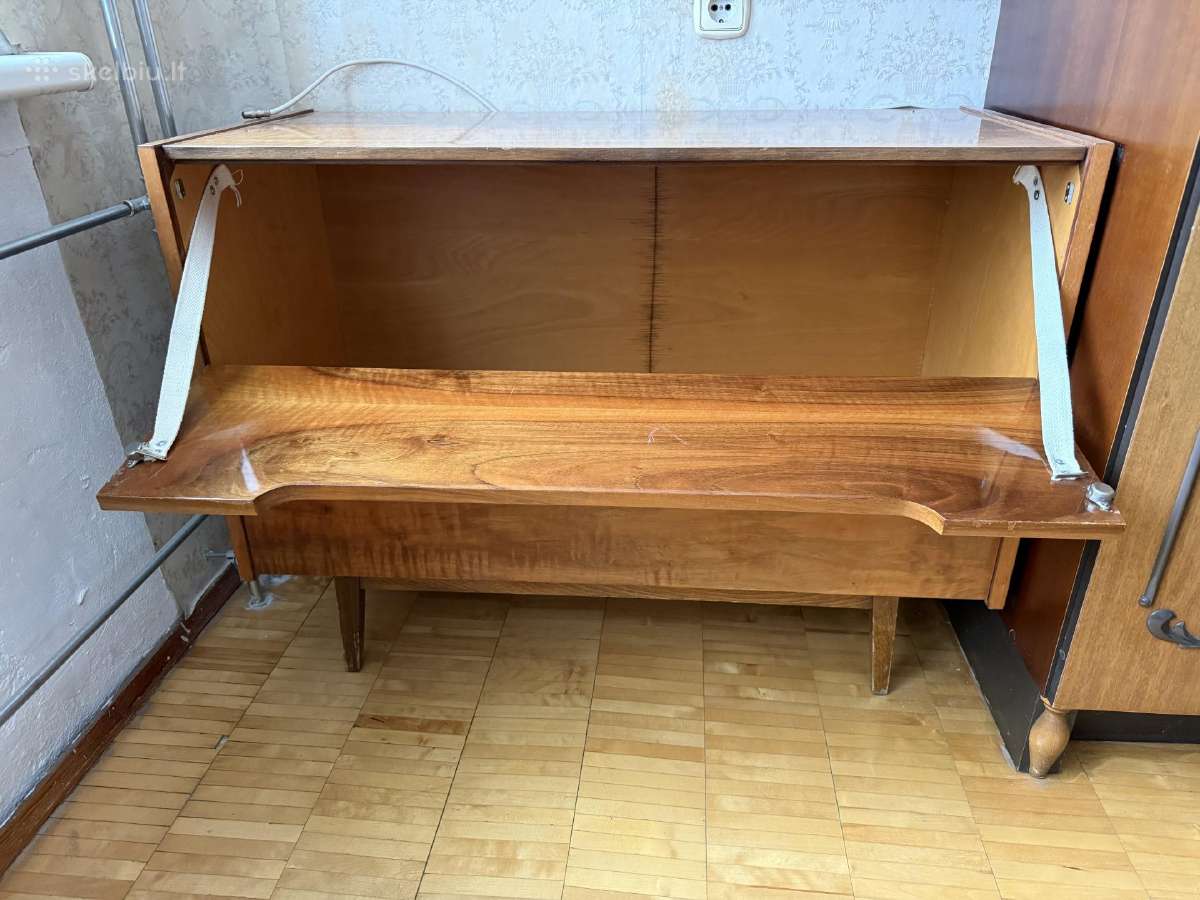 Spintelė/komoda patalynei. Mid-century baldas