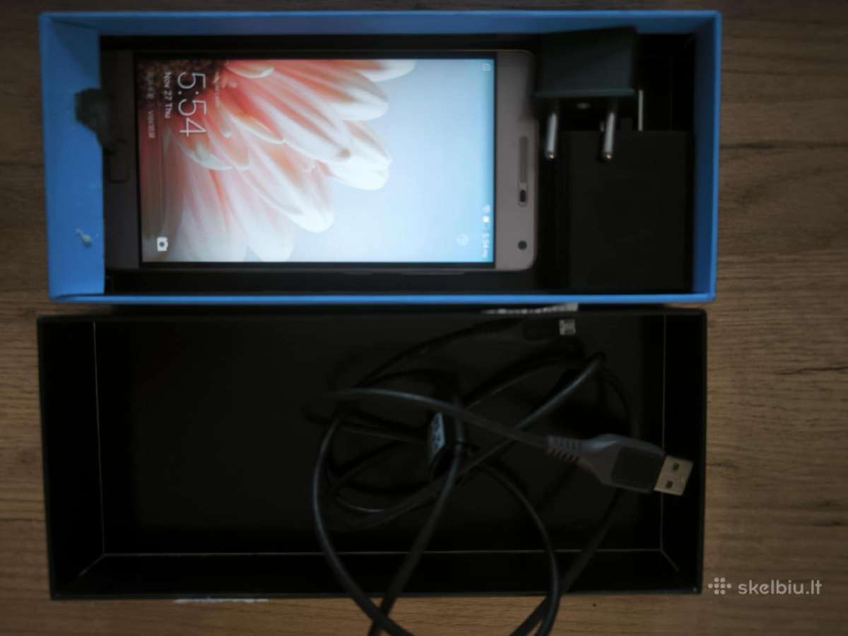 Lenovo mobilus telefonas su pakrovėju