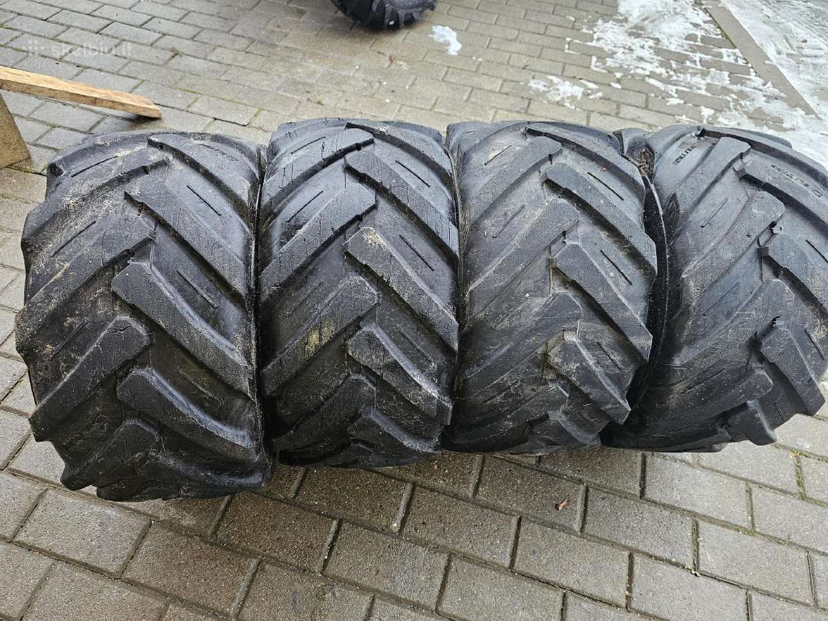Dėvėtos padangos nuo daugiafunkcinio krautuvo.