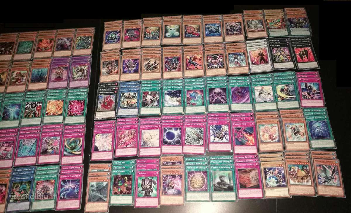 100 skirtingų Yu-gi-oh kortų, visų po 3 vienetus. - nuotraukos Nr. 2