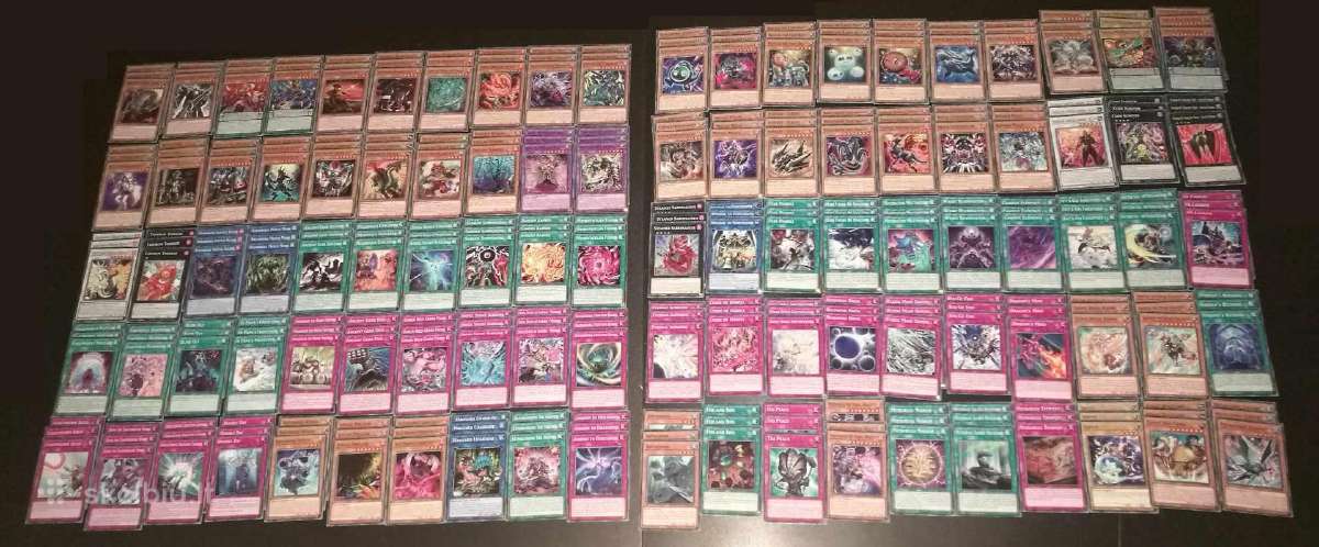 100 skirtingų Yu-gi-oh kortų, visų po 3 vienetus.