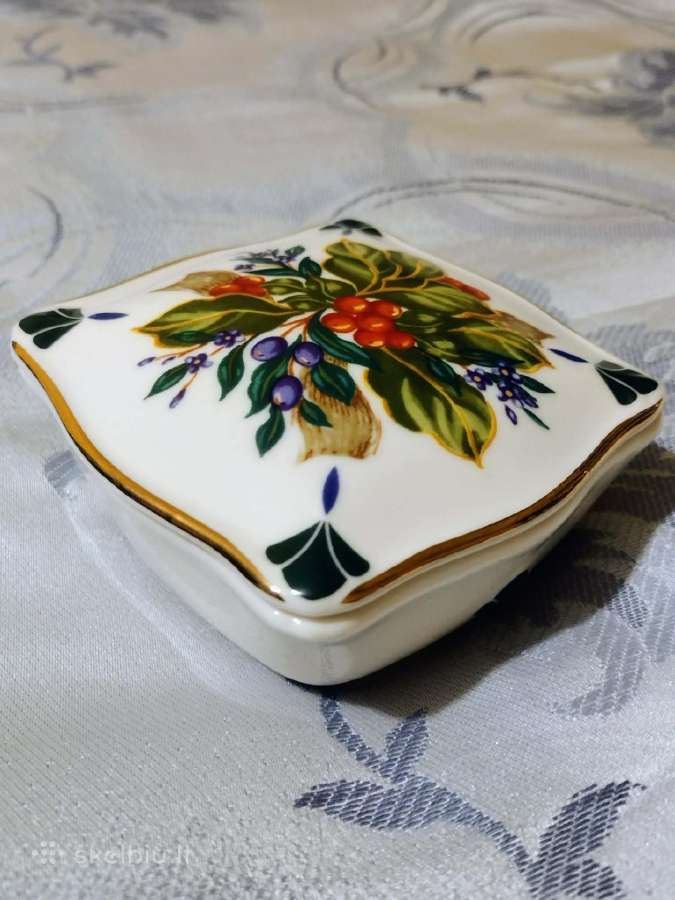 Porcelianinė smulkmenų dėžutė