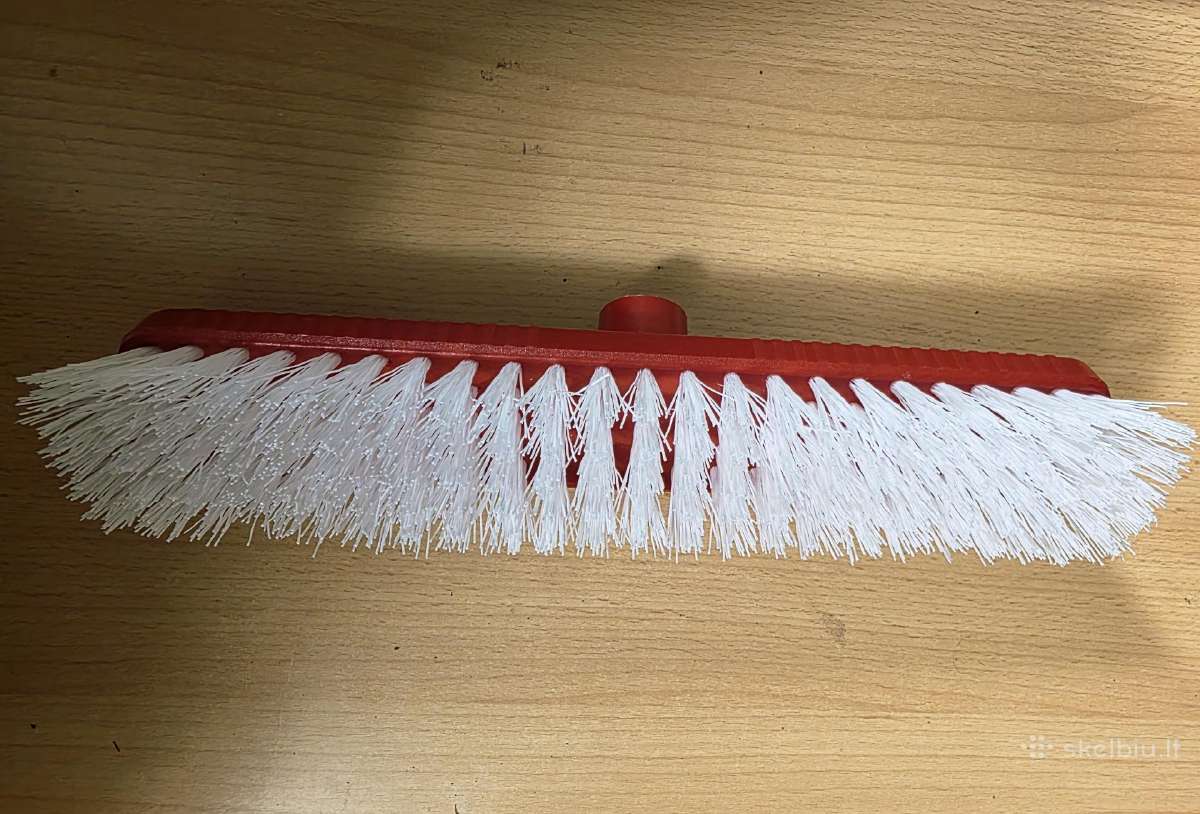 Šluotos plastikiniais antgaliais ir šereliais
