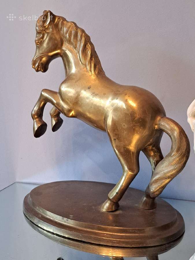 Atėinančių metų simboliai-arklių statulos