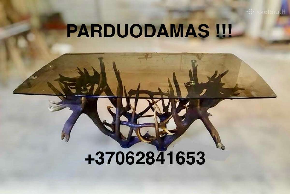 Stalas iš įspidingai didelių elnio ragų