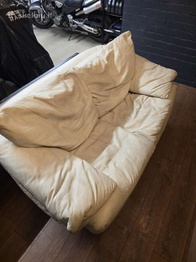 Paruodama odinė sofa