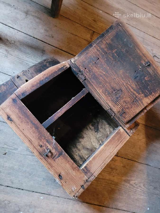 Tarpukario autentiška pakabinama spintelė