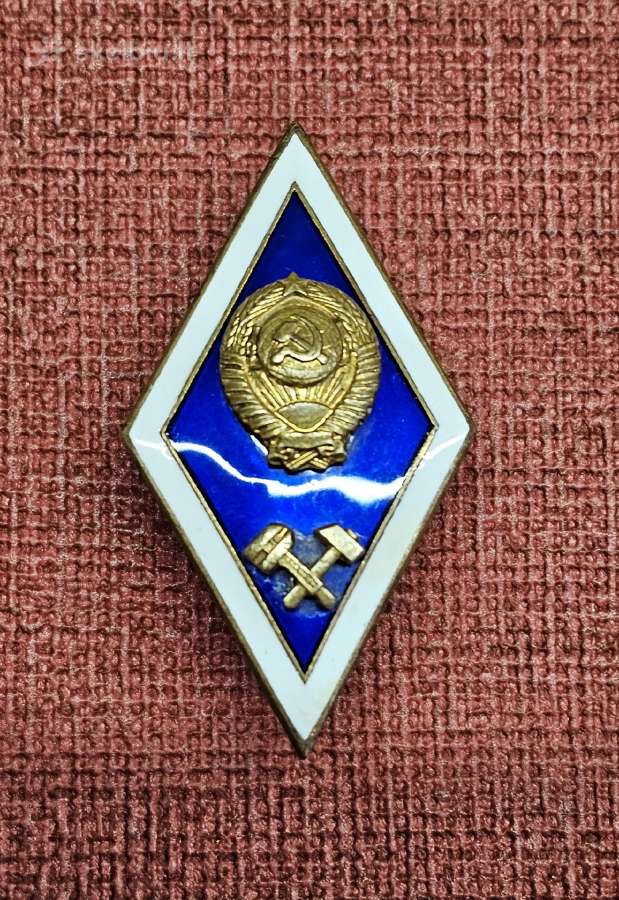 1960 - 70 m. inžinėrijos apsolvento rombas.