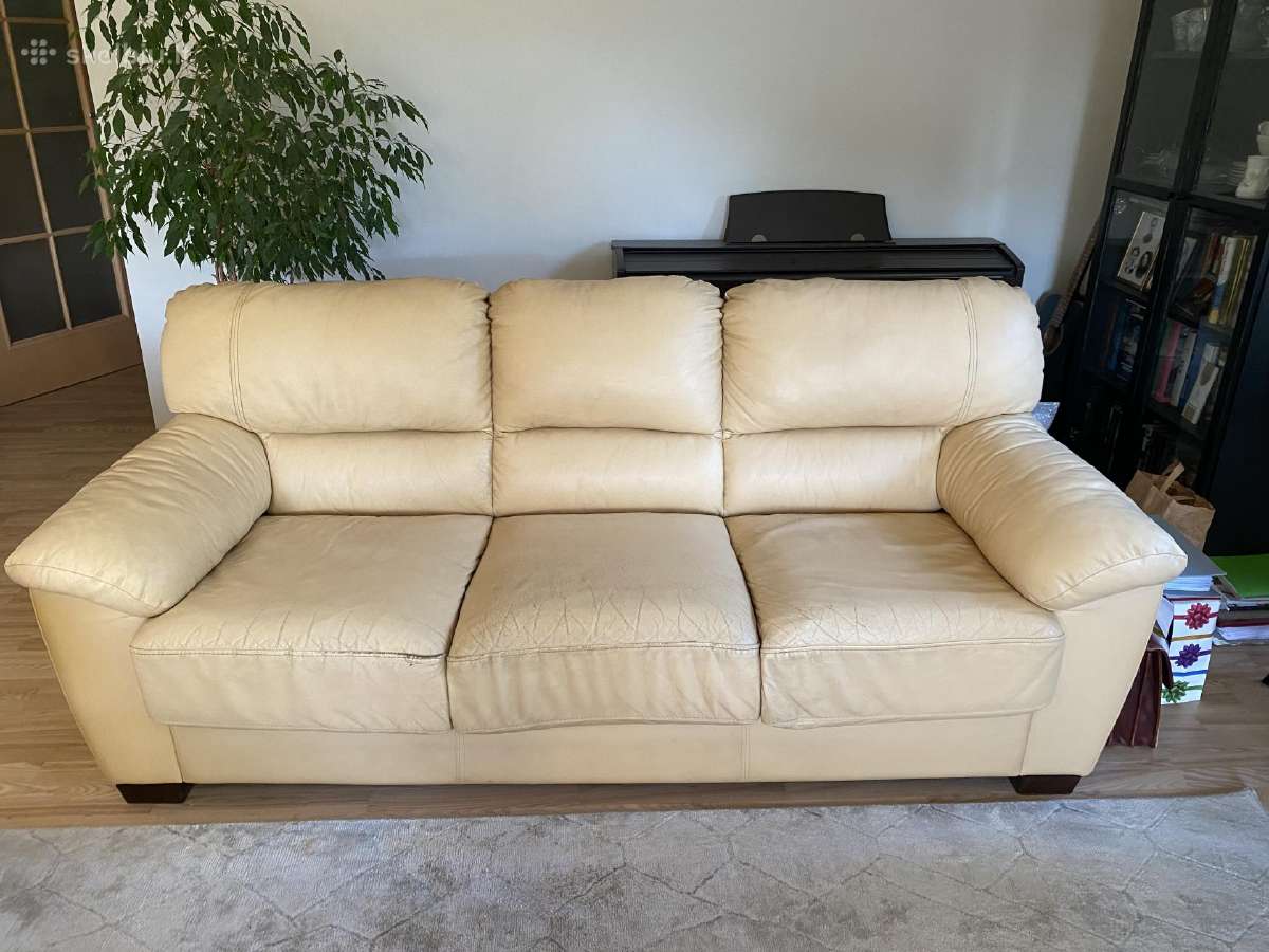 Odinė sofa- lova gelsva su ištrauk mechanizmu