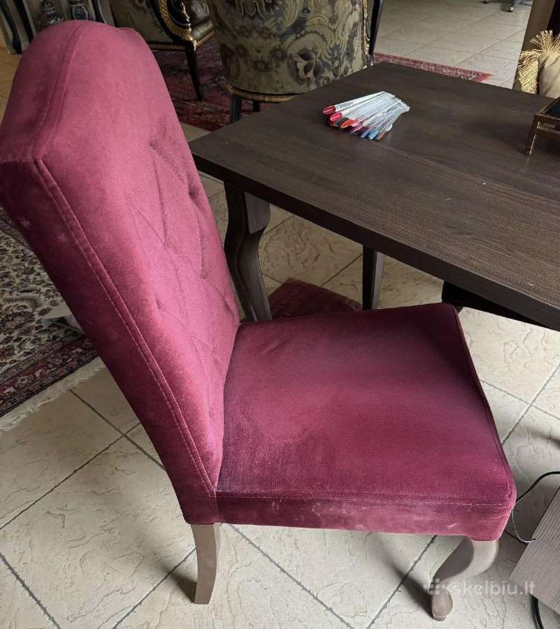 Vintažinės aksominės bordo kėdės