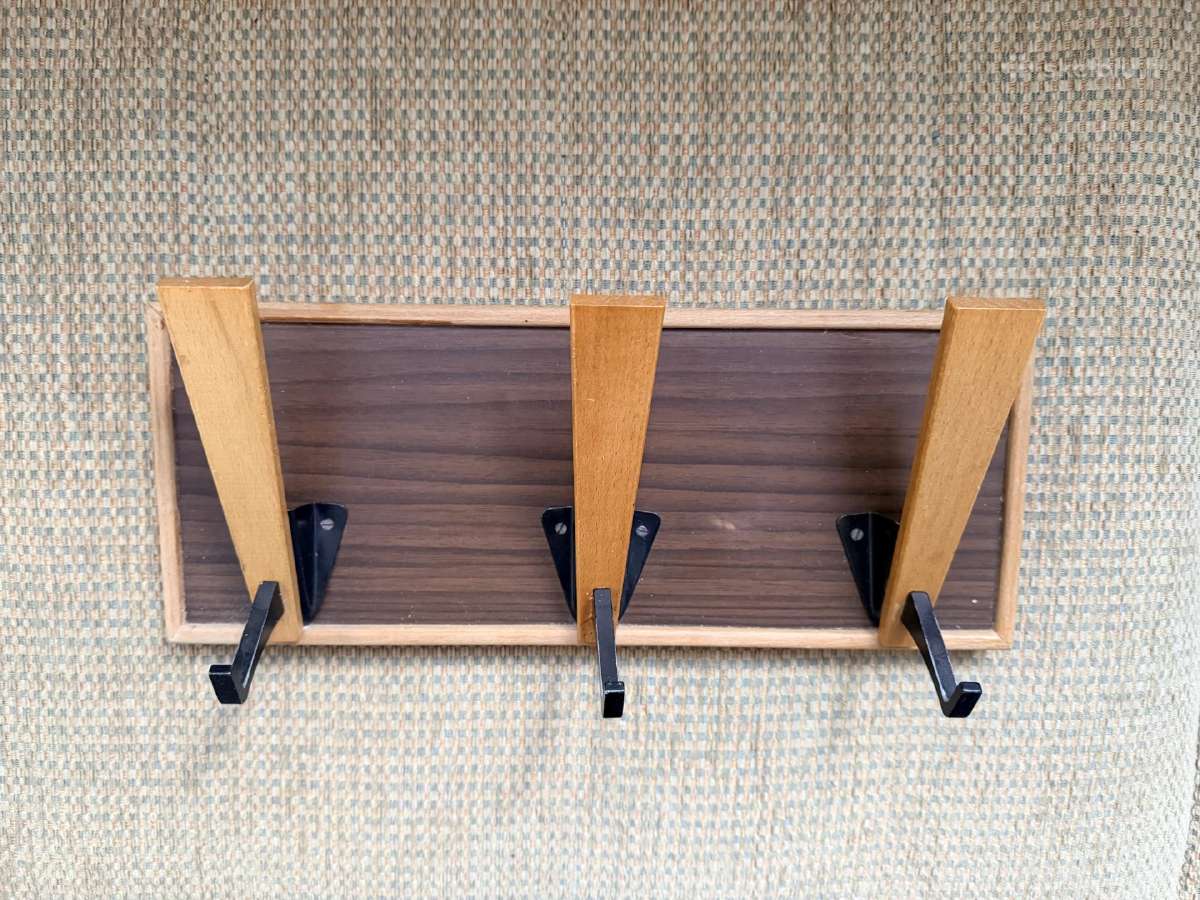 Vintažinė Mid Century drabužių kabykla