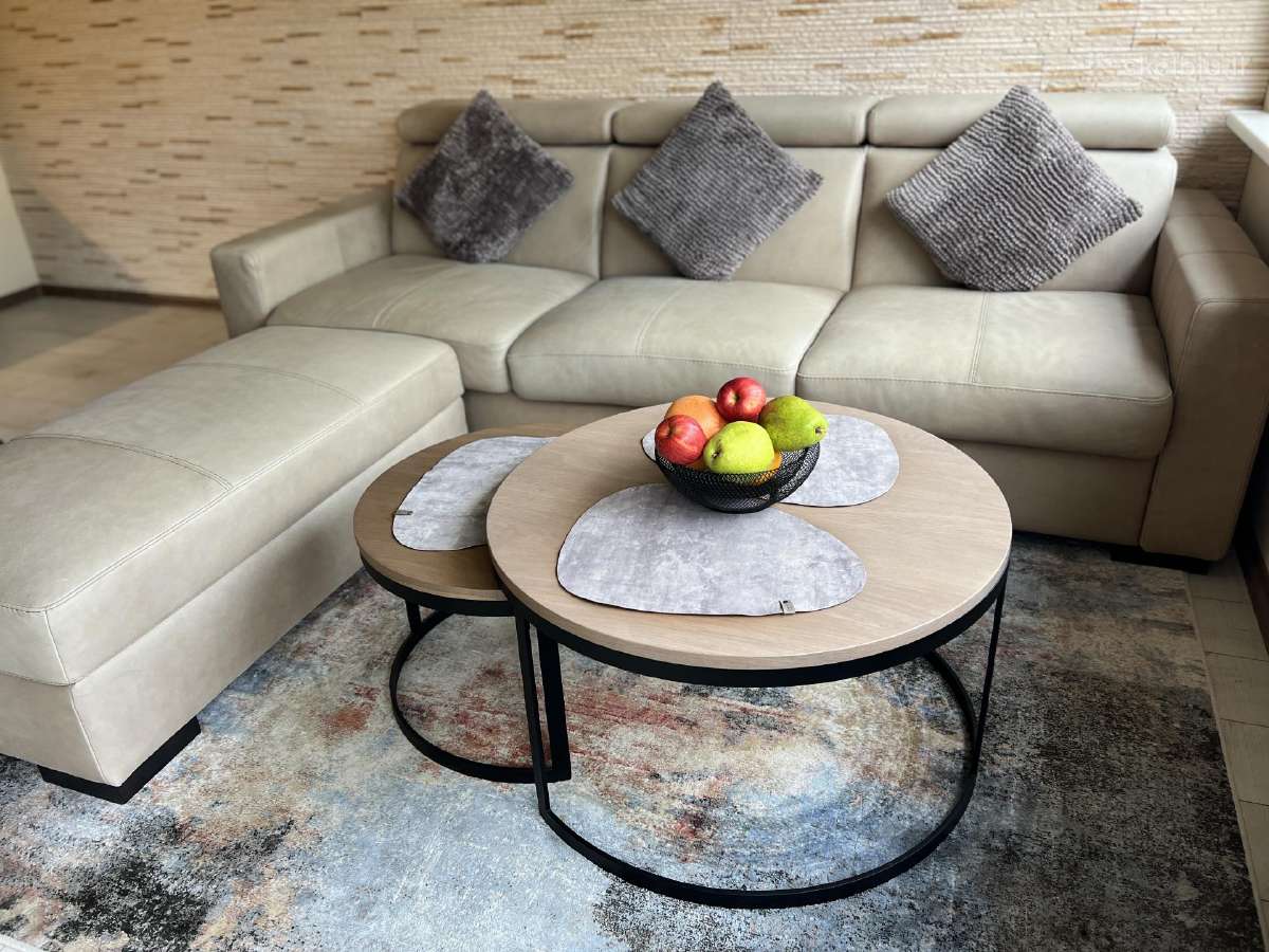 Parduodama puikios būklės odinė sofa su pufu - nuotraukos Nr. 2