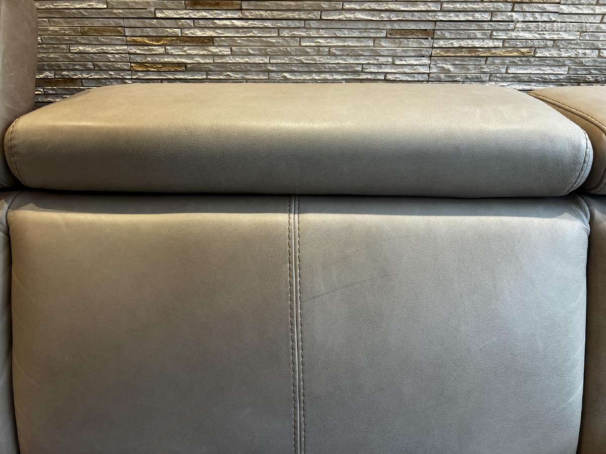 Parduodama puikios būklės odinė sofa su pufu - nuotraukos Nr. 7