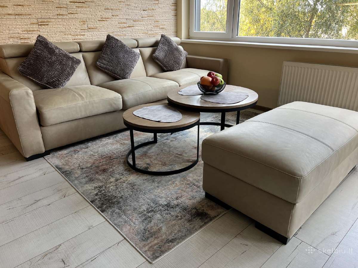 Parduodama puikios būklės odinė sofa su pufu