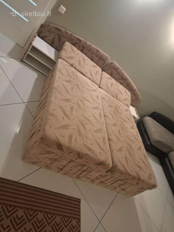 Dvigule lova su dezem ir spintelem