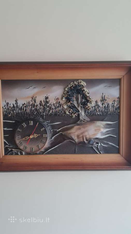 Paveikslas iš odos su tikru laikrodžiu.