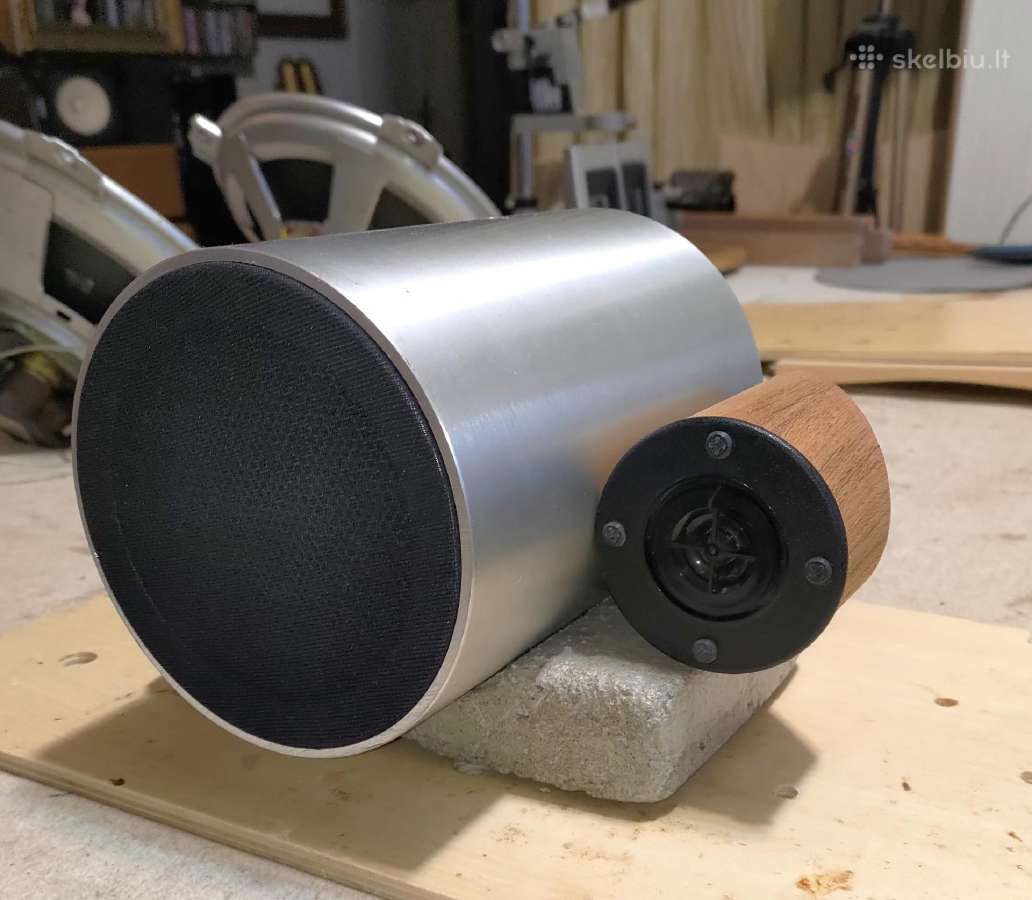 Unikalios lentynines koloneles ir Jbl subas