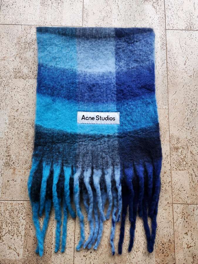 Stilingas Acne Studios šalikas