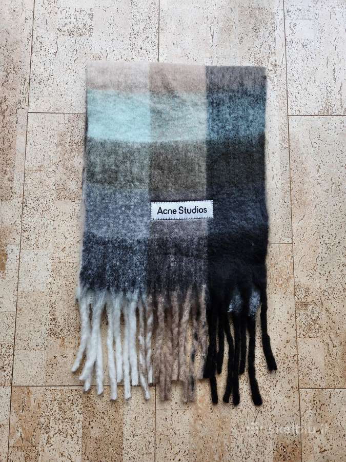 Stilingas Acne Studios šalikas