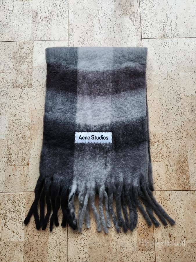 Stilingas Acne Studios šalikas