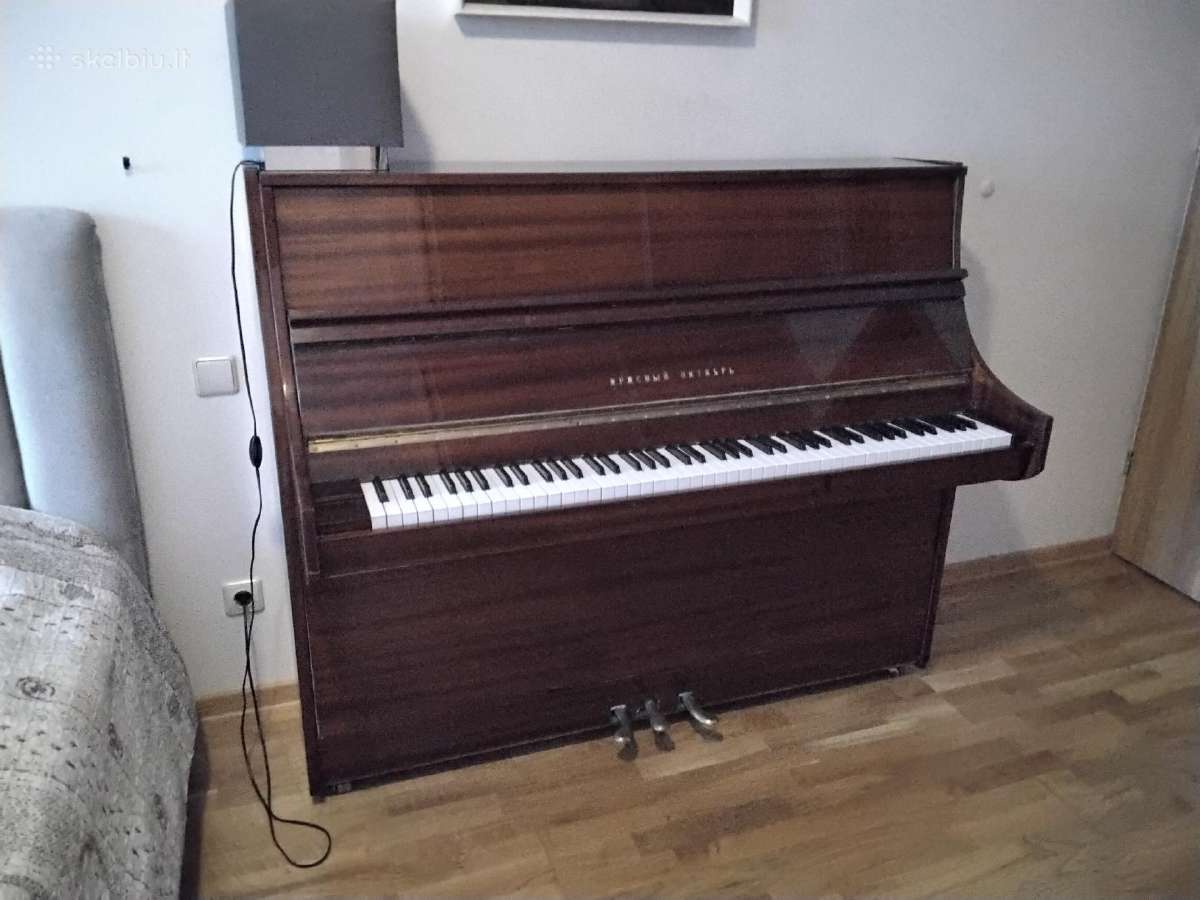 Krasnij Oktiabr trijų pedalų pianinas