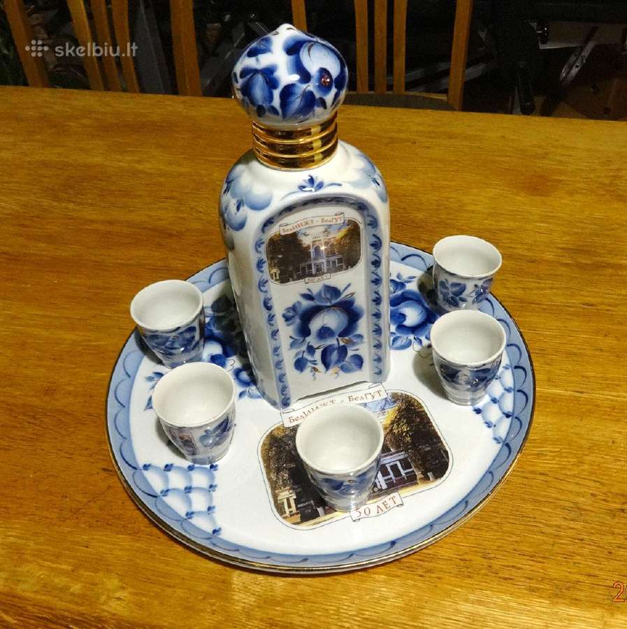 Grafinas su taurelėmis ir lėkšte