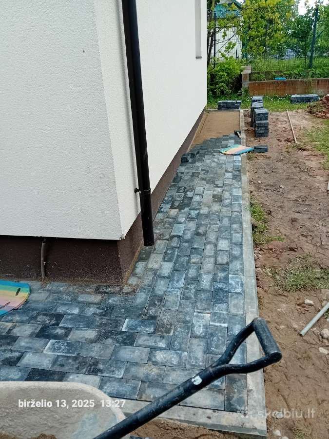 Tvarkome prasėdimus. Klojame trinkeles - nuotraukos Nr. 30