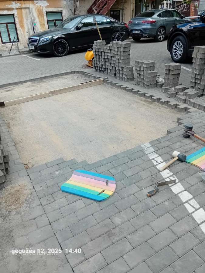 Tvarkome prasėdimus. Klojame trinkeles - nuotraukos Nr. 34