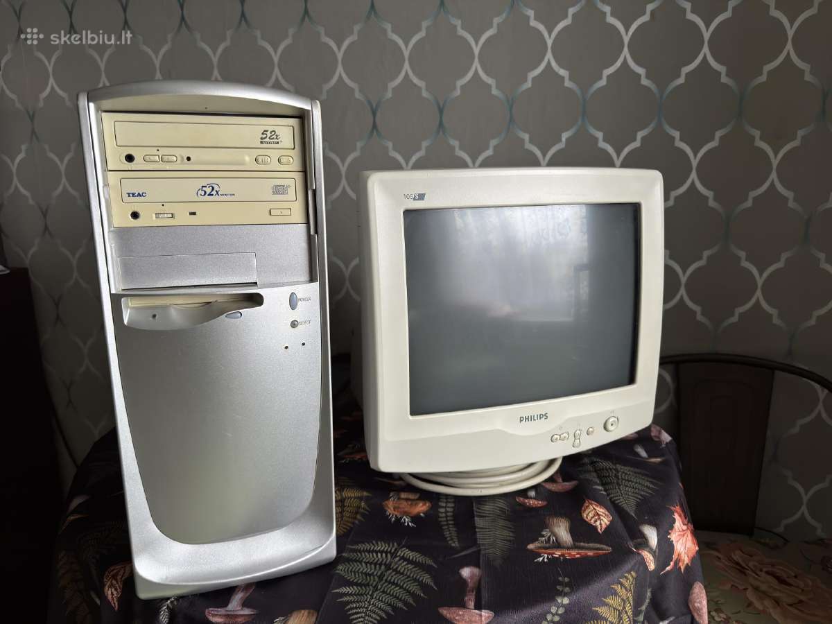 Retro kompiuteris su monitoriumi