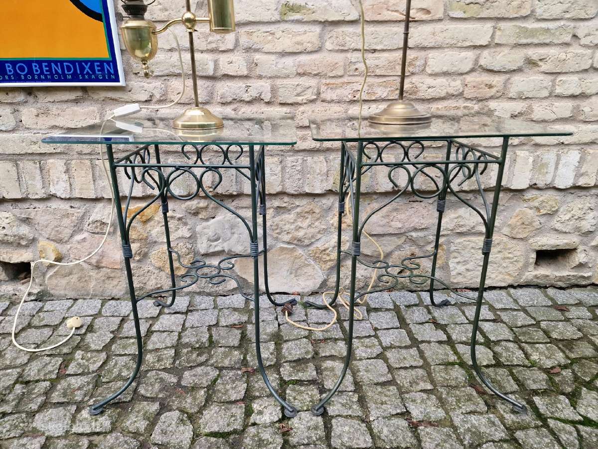 Vintažiniai kaltinio plieno konsoliniai staliukai