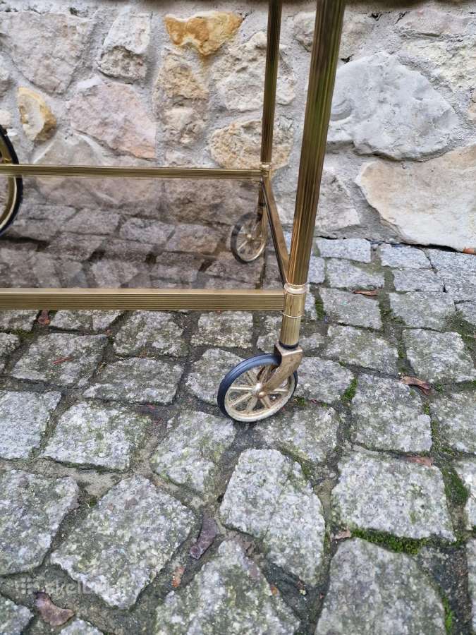 Vintažinis žalvario ir tonuoto stiklo servantas - nuotraukos Nr. 3